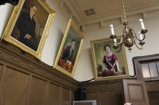 国会参議院議会室掲額された肖像画